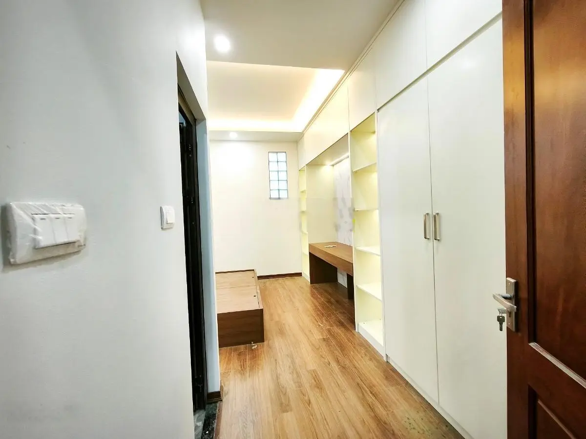 Chính chủ cần bán gấp nhà Lạc Long Quân 55m2, 5 tầng, mặt tiền 4m. Oto đỗ cửa, giá đầu tư chỉ 13tỷ