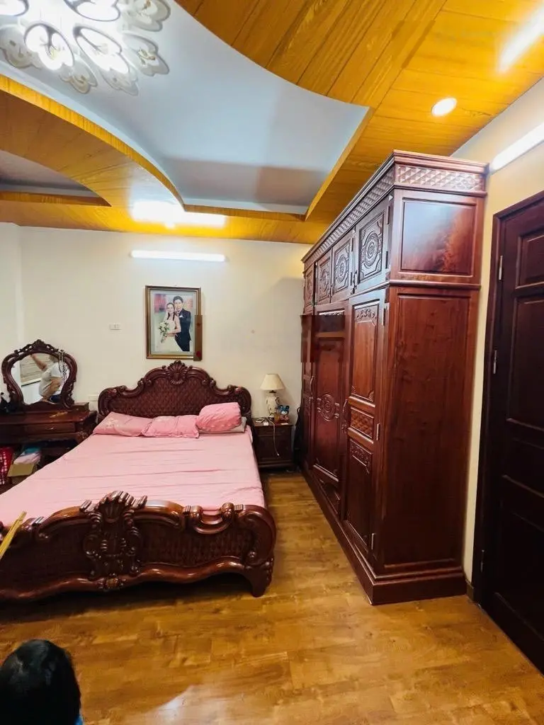 Ttcầu giấy - ô tô đỗ cổng - nhà dân xây - full nội thất - sổ đẹp - nhỉnh 9 tỷ.
