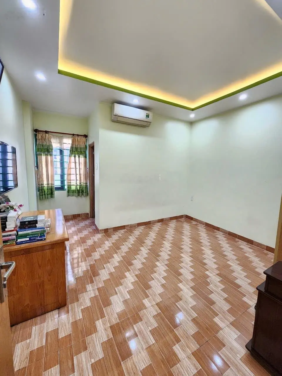 Nhà 1 trệt 2 lầu, đường 13m. Sổ hồng riêng