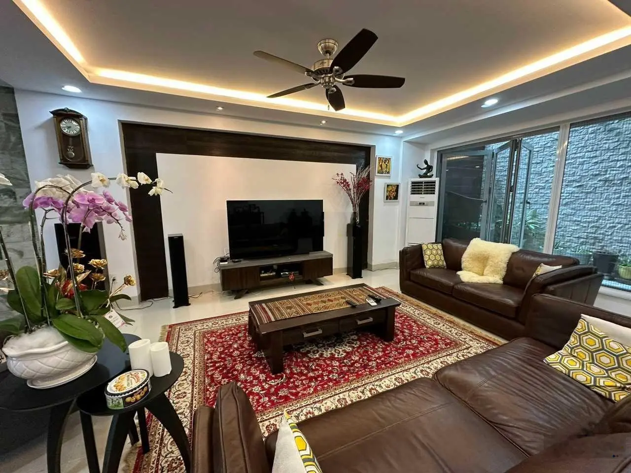 Bán nhà phố Hoàng Quốc Việt, full nội thất cao cấp - DT: 6 x 21 m. Giá 21.5 tỷ TL - LH: 0902 781 ***
