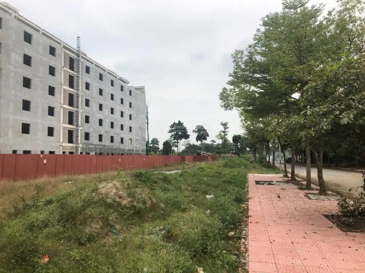 Bán cắt lỗ sâu lô đất làn 2 sau shophouse - view công viên, sân bóng - hướng Đông Nam