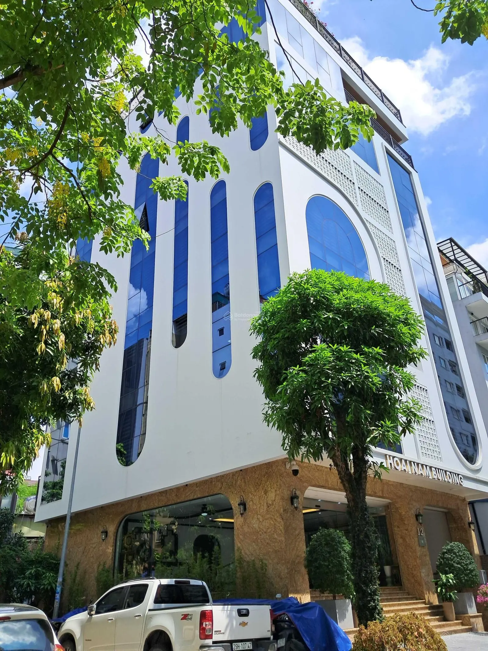 Bán gấp biệt thự phố Dịch Vọng Hậu, Cầu Giấy, diện tích gần 300m2 lô góc 3 thoáng, giá thương lượng