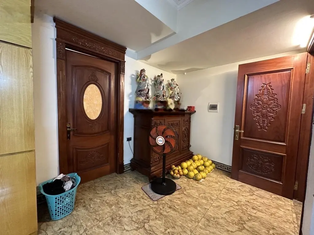 Nhà đẹp giang biên 41m x 3,6m 4 tầng dân xây vỉa hè ô tô tránh giá 9,5 tỷ vườn hoa