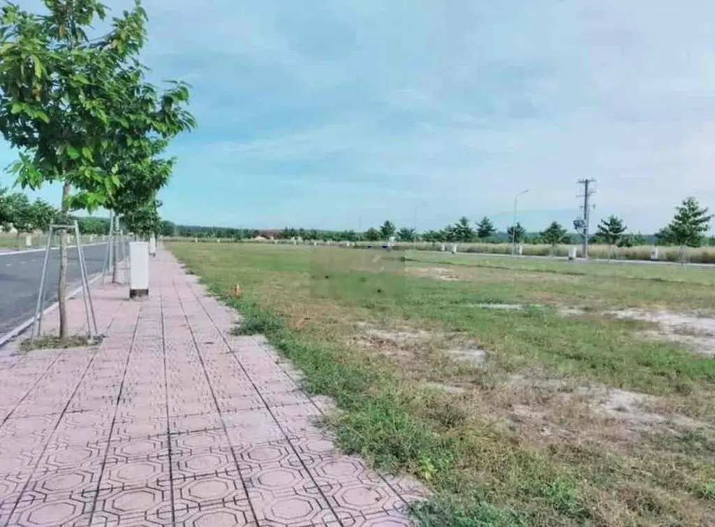 CHÍNH CHỦ EM CẦN BÁN MIẾNG ĐẤT NẰM NGAY TRUNG TÂM LẤY TIỀN XÂY NHÀ