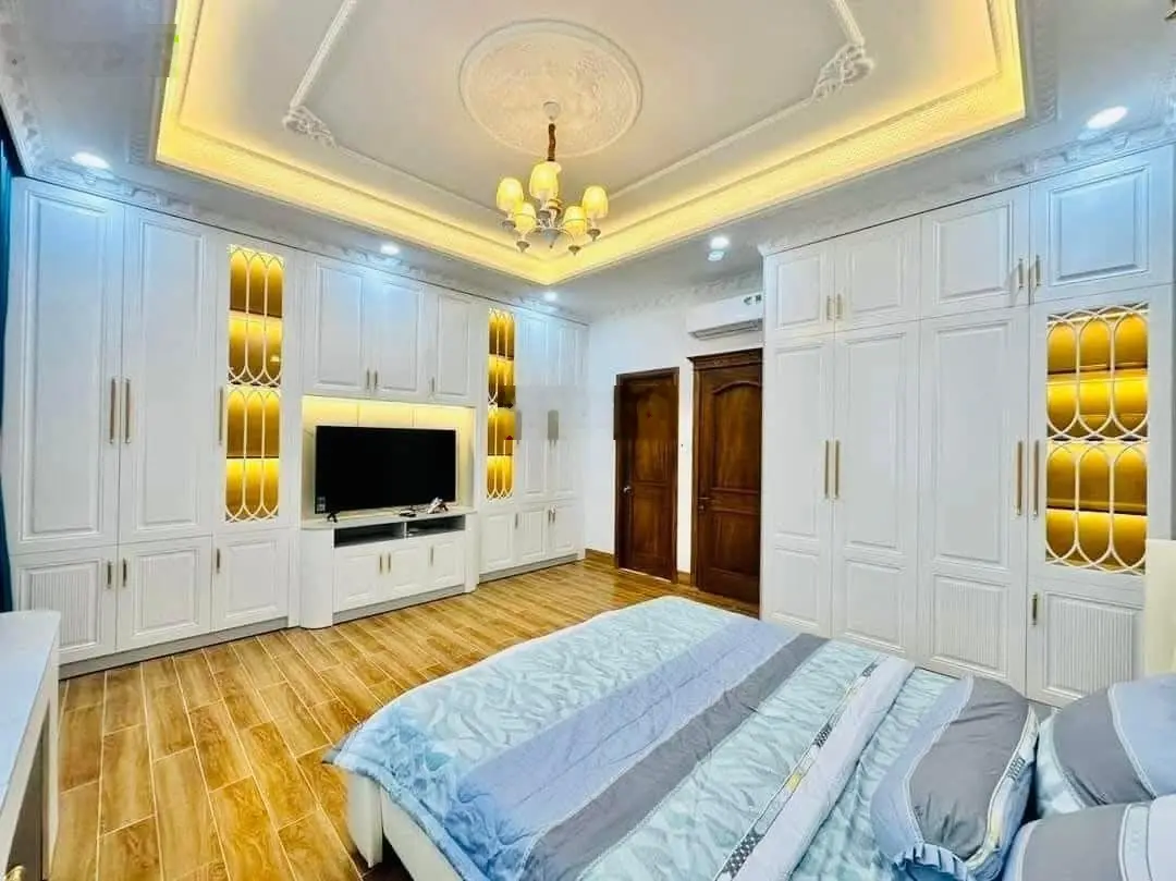 Si.ê.u ph.ẩm đào tông nguyên. thang máy. 4tầng. 106m2. gara ôtô. 5pn, 6wc. chỉ 10t9