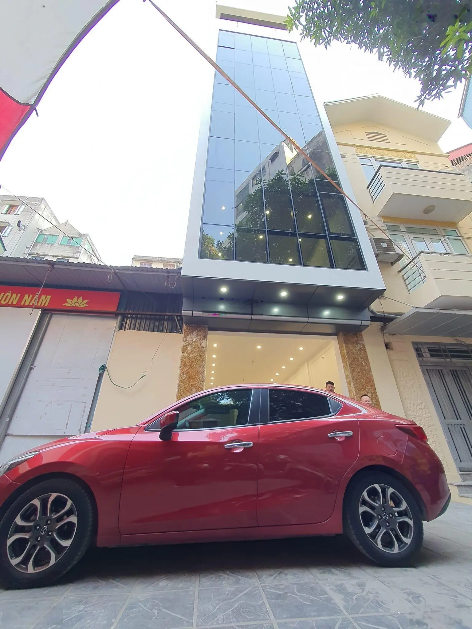 Hiếm! 14.2 tỷ - bán nhà phố hoàng cầu - dt 55m2 - 5 tầng - mt 4,5m - 1 nhà ra mặt phố - vf3 vào nhà