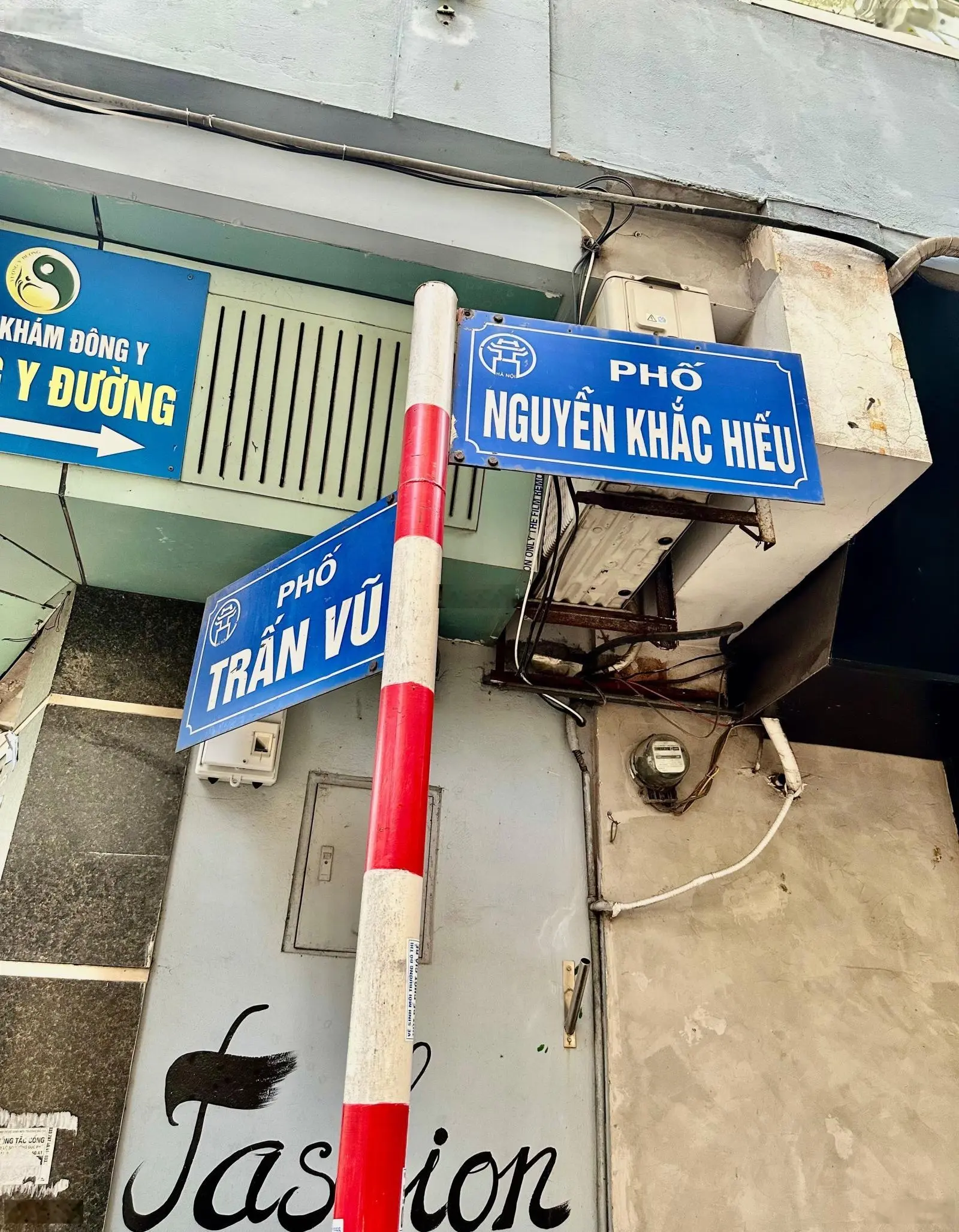 Cần bán nhà mặt phố Nguyễn Khắc Hiếu, Ba Đình. DT 85m2 x MT 4,5m. Vị trí đẹp - cách Hồ Trấn Vũ 50m