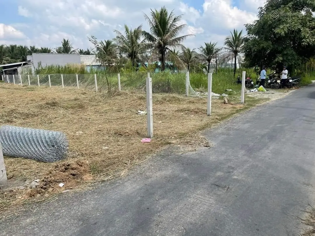 Bán đất nền gần chợ phường 7 ,mặt tiền xe hơi tổng dt 423m2 giá 1 tỷ 450 triệu , tp bến tre