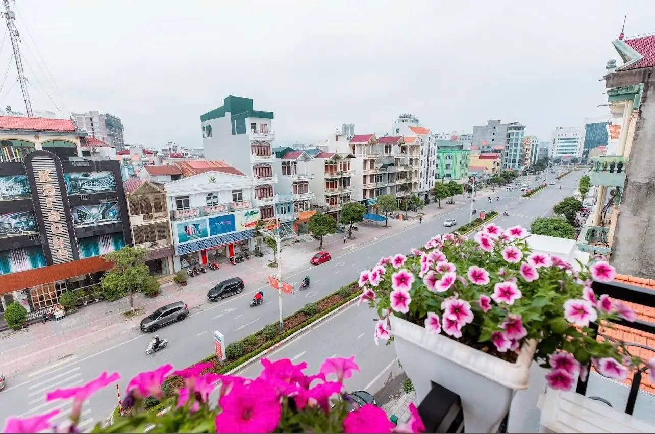 Bán lỗ nhà phố VIP trục Đại Lộ Hòa Bình view toàn thành phố Móng Cái giá 10 tỷ. Call: 0366 013 ***