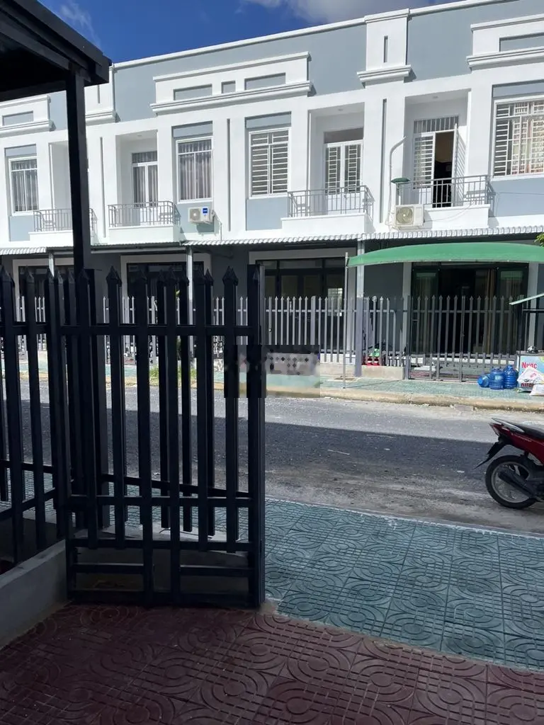 Nhà mặt tiền có vật tư cao cấp - cách khu công nghiệp 5 phút