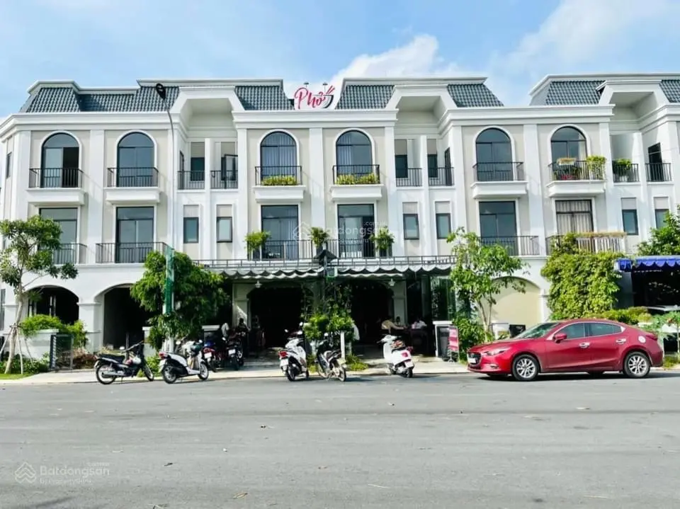 Chính chủ bán shophouse đẹp xuất sắc tại Quốc Lộ 1, Bến Lức, 2,4tỷ, 100m2 xd 1 trệt 2 lầu, sổ hồng