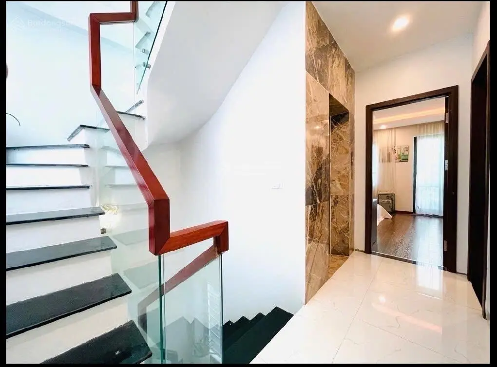 Mặt phố Nhật Chiêu, Tây Hồ. Mặt Hồ Tây, 105m2, 5 tầng, MT 6.5m. Hai thoáng Thang máy, hầm xe, 86 tỷ