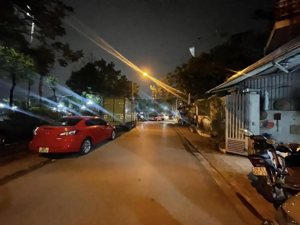 Mặt phố lớn vỉa hè rộng view công viên, 3 thoáng, sát cổng chợ. Kinh doanh sầm uất