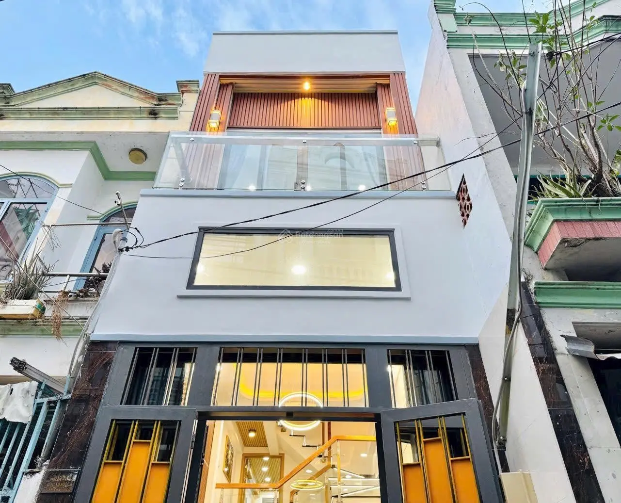 Cần bán gấp nhà ở Phan Xích Long, Phường 2, Phú Nhuận. Giá 2.35 tỷ. DT: 40m2, 2 tầng, 2 phòng ngủ.