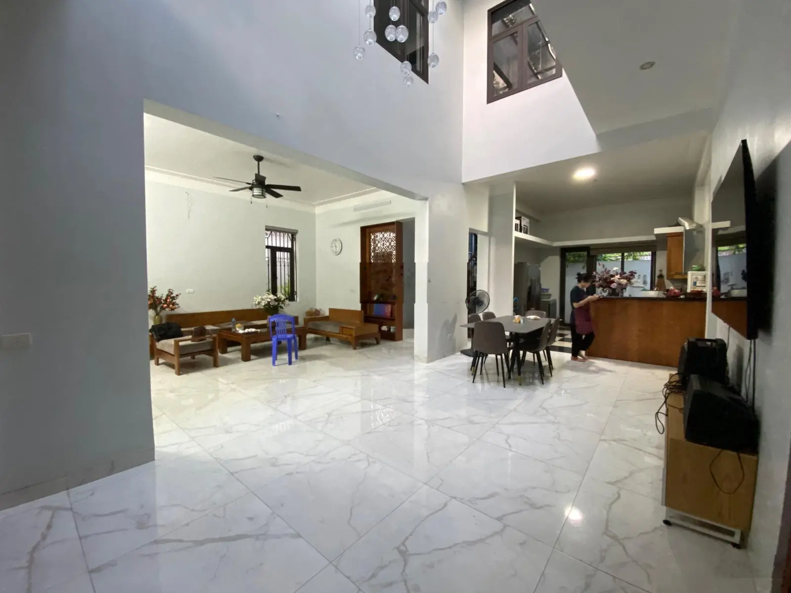 Chính chủ bán căn biệt thự 297 m2 thiết kế hiện đại, sổ đỏ sang tên chính chủ. Vay ngân hàng 70%