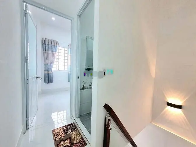 nhà đẹp 1 lầu hẻm xe hơi gần chợ với,kế quận 7