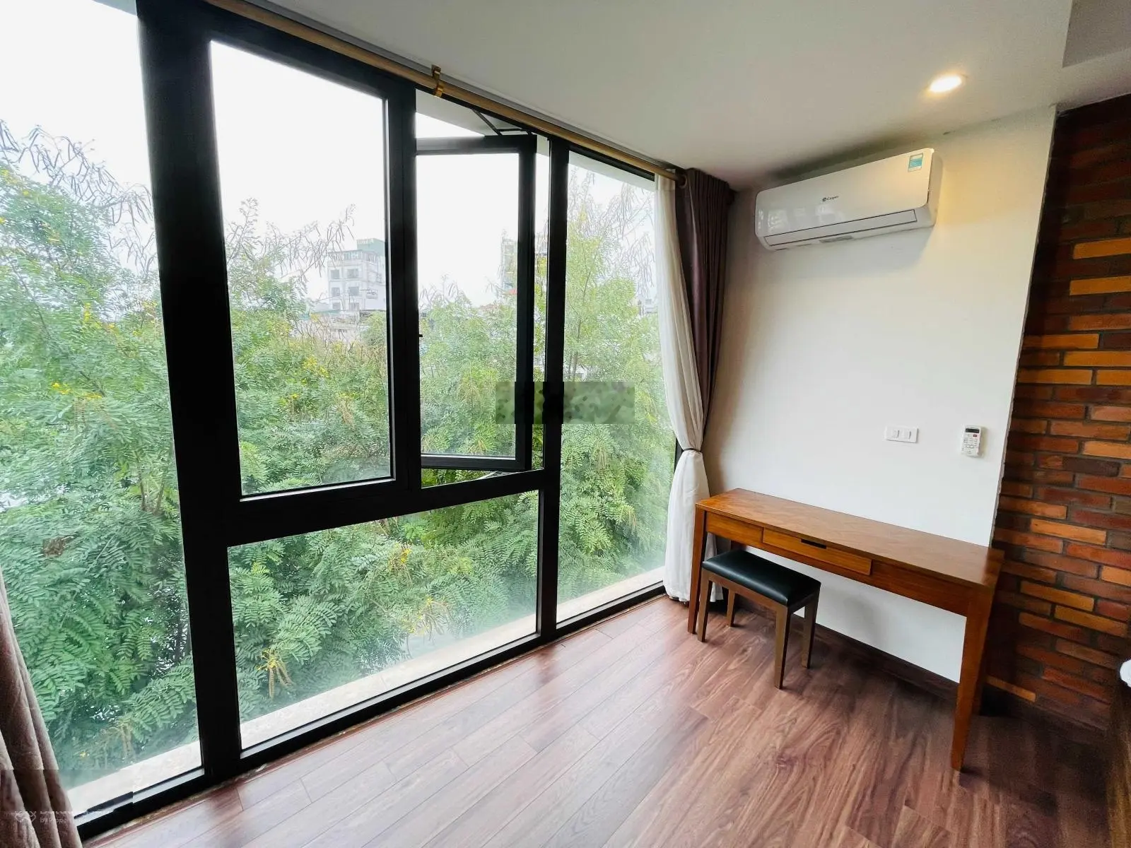 Tòa nhà bán ở mặt hồ 6 tầng tuyệt đẹp xe hơi đỗ thoải mái, vỉa hè rộng thanh bình và lãng mạn