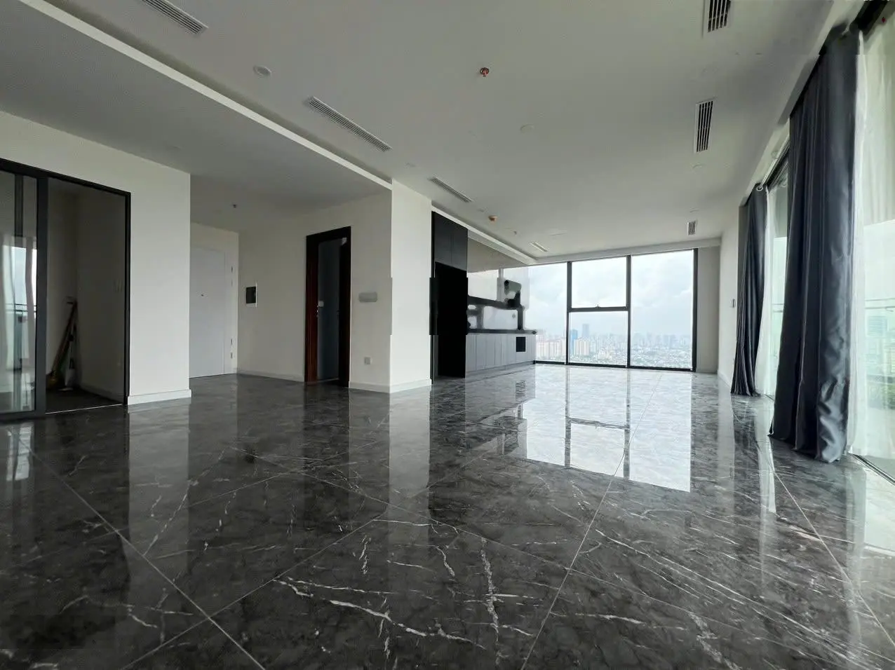 Bán căn hộ 3PN - 161m2 view Hồ Tây tại Sunshine Golden River, nội thất liền tường cao cấp. LH ngay!