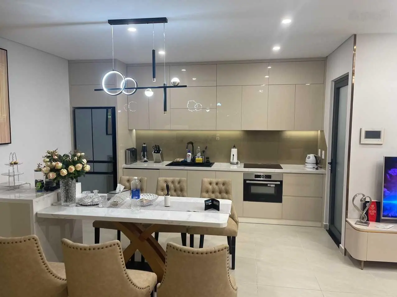 Cần bán CHCC CARILON 3,Tân Bình, 97m2 , 3PN,2WC, Full nt.giá: 4,6 tỉ.LH: 0932 578 *** Ni Na