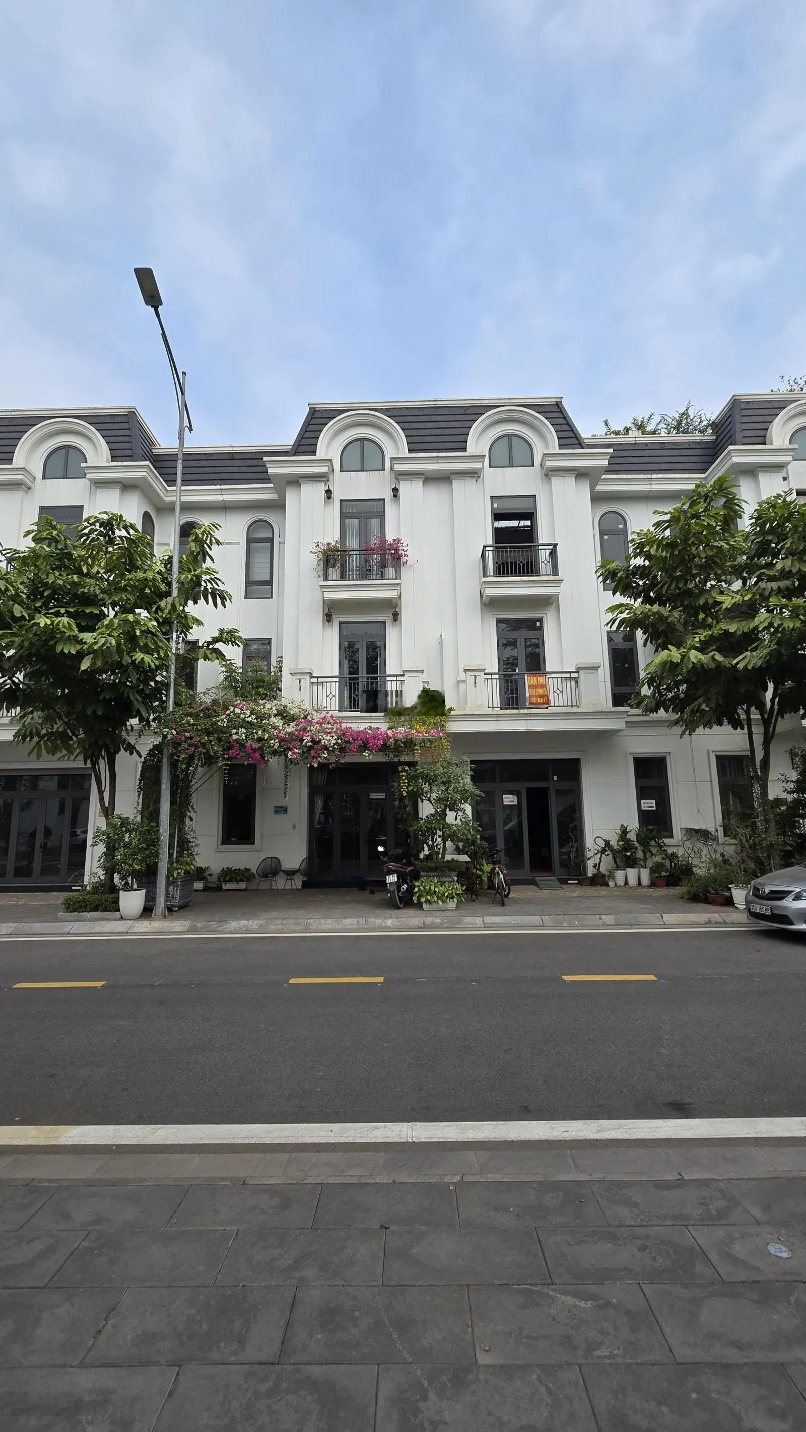 Do chuyển sang Đức sinh sống.Chính chủ em cần bán gấp 2 căn LK vị trí vip nhất tại KĐT Crown Villas