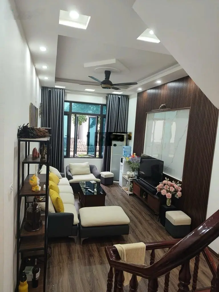 **bán gấp** nhà quang tiến: nhà 5 tầng dân xây, ô tô đỗ cổng, sân trước nhà - 5tỷ x lh: 0975829946