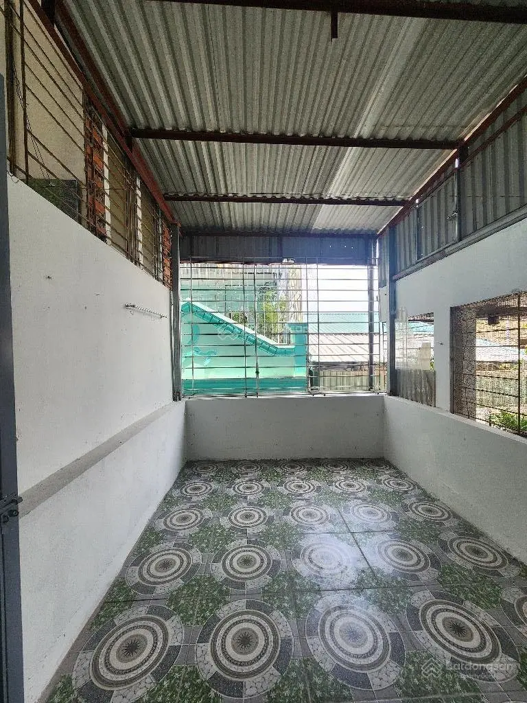 Bán nhà Hoàng Mai, 15m ô tô chạy, 80m bãi gửi ô tô, ngõ thông, 5.5 tầng, 32m2, hơn 4 tỷ