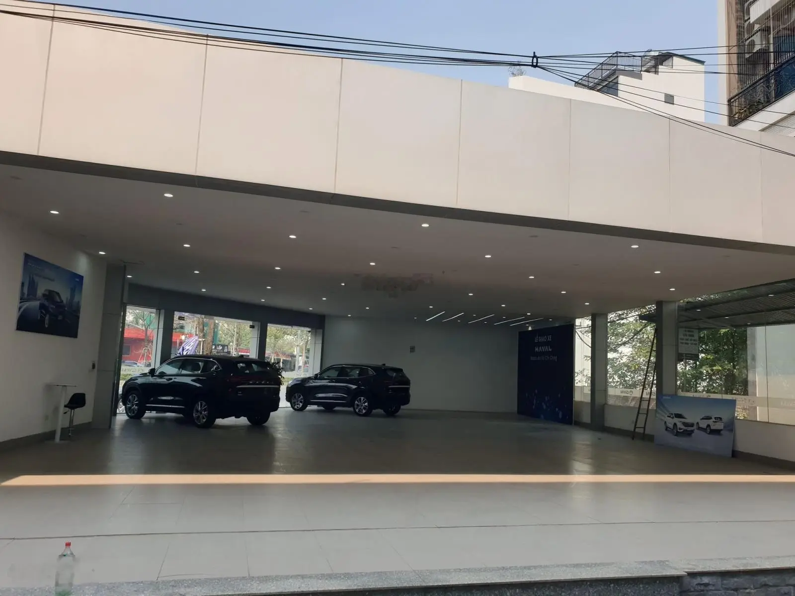 Mặt phố Võ Chí Công 1060m2 mặt tiền 40m 2 tầng showroom giá 255 tỷ