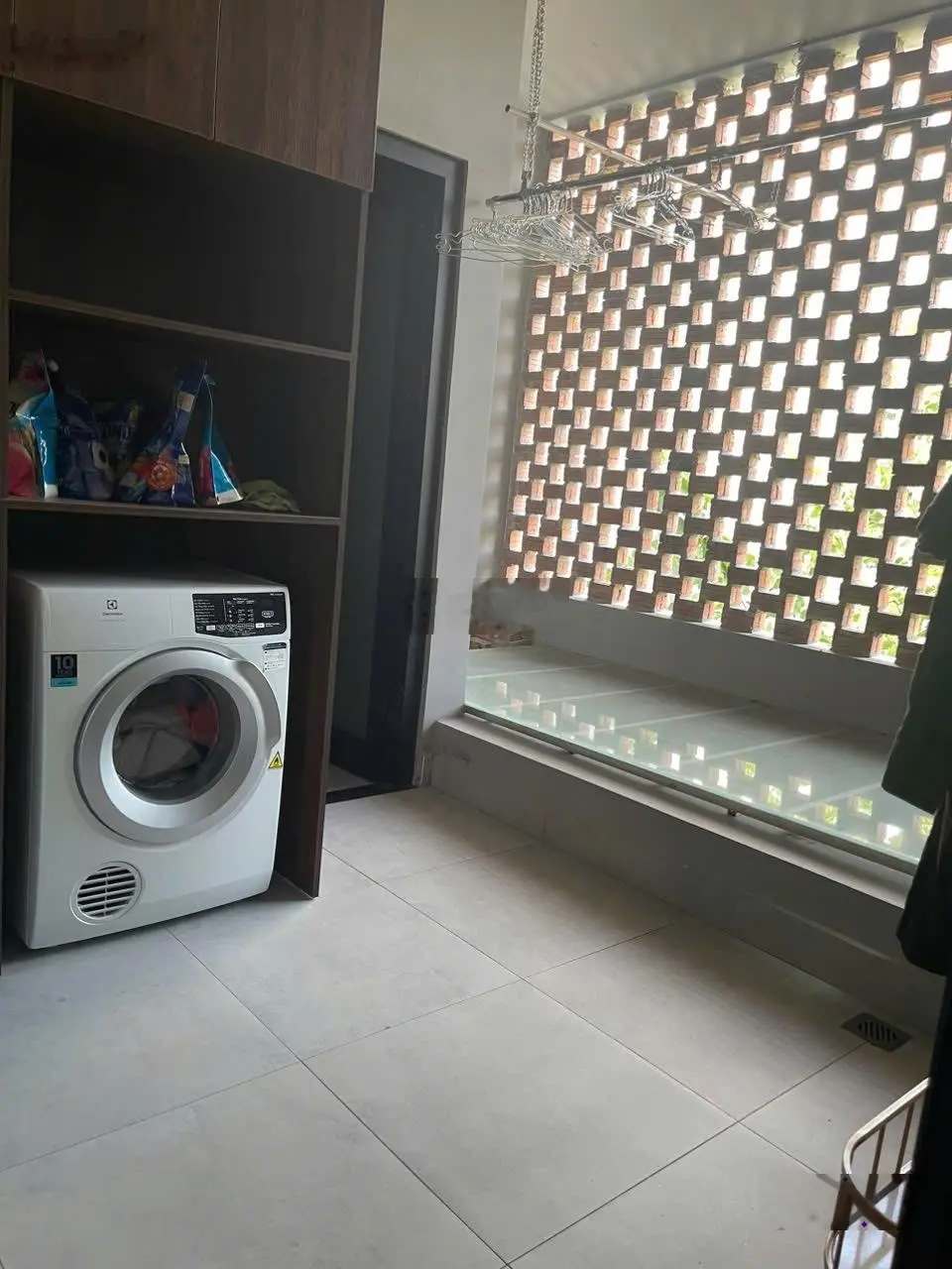 Biệt thự đường 10,5m Nguyễn Đình Hoàn cần bán gấp