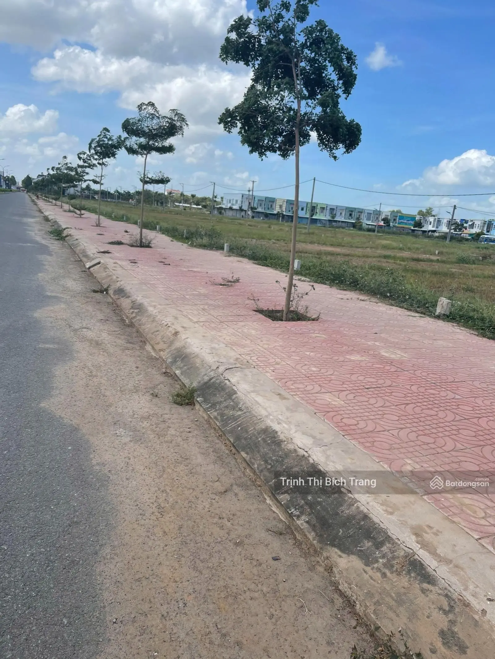 Cần ra gấp lô đất gần biển Thạnh Phú ngay đường Trần Văn Tư 130m2. Đất thổ cư. Sổ sẵn