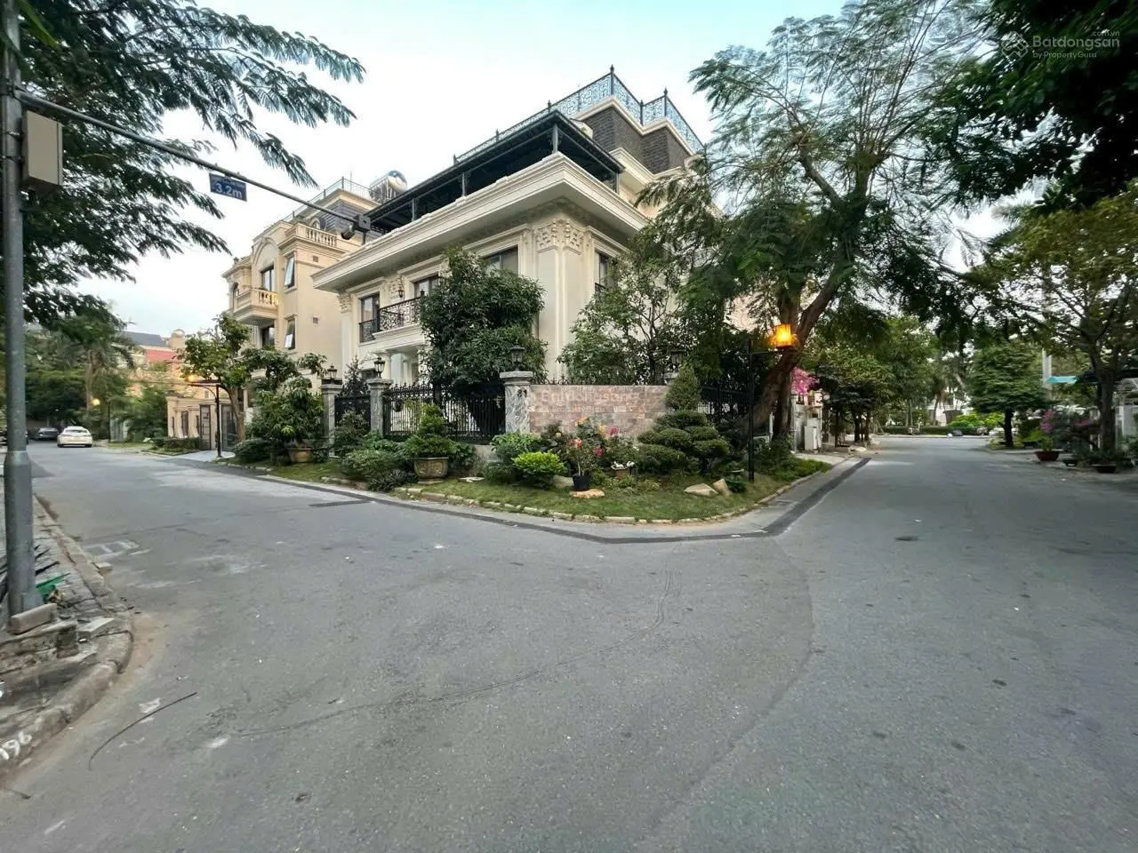 Bán Biệt Thự Nam Thông 3 - Phú Mỹ Hưng, Quận 7. DT 342m2, DTSD 541m2. 5PN , có sân vườn, hầm