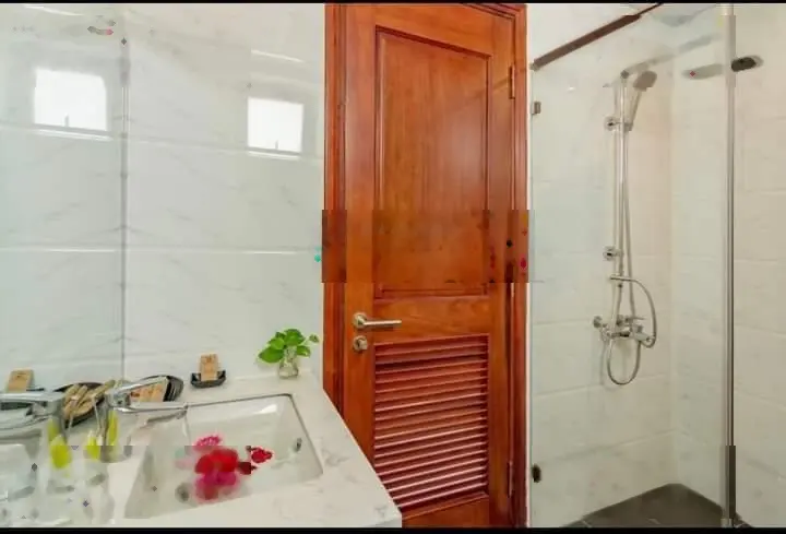 Bán toà khách sạn & căn hộ mặt tiền đường lê thước vị trí sát biển .