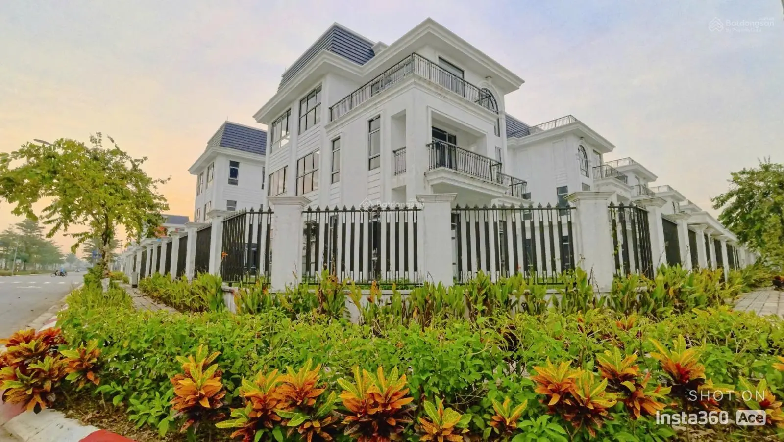 Biệt thự song lập 300m2, đường trước nhà 13.5m, đơn giá 5x triệu/m2 tại dự án HUD Mê Linh Central