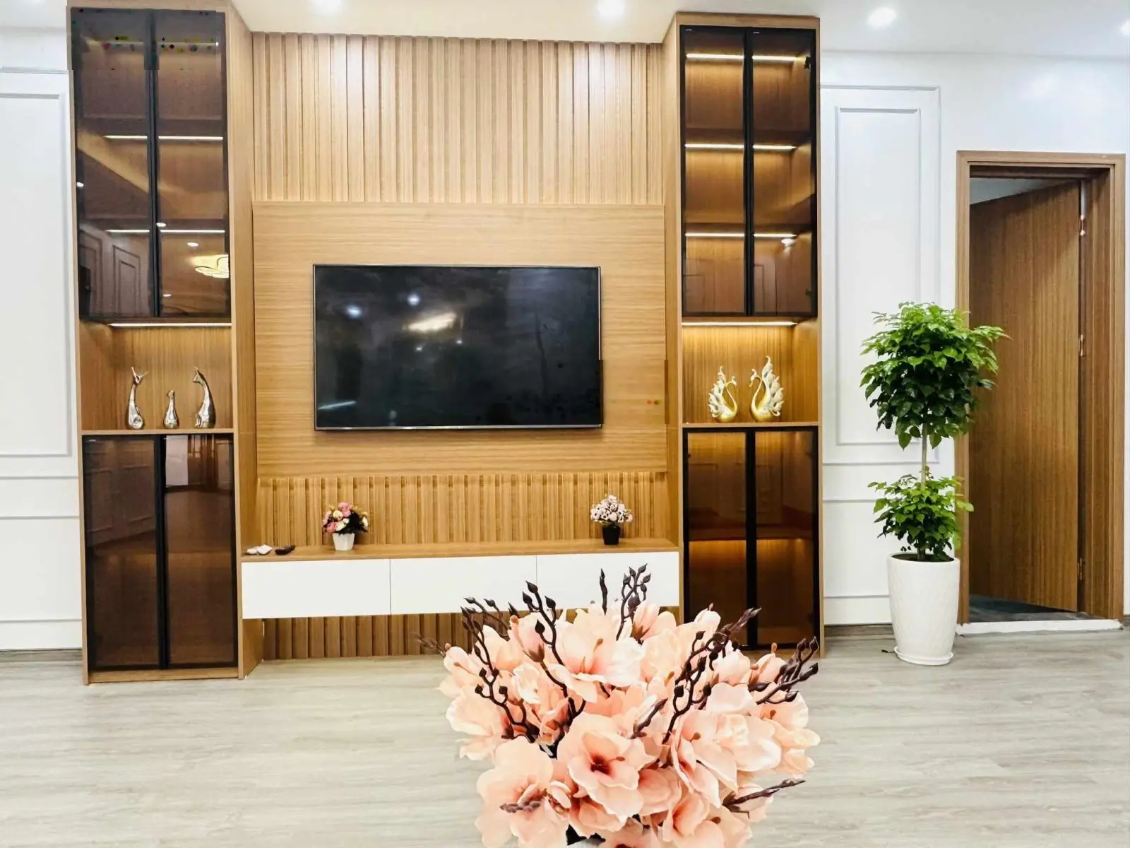 Gia đình cần bán căn 3pn, 2wc, S = 133m2, giá 6.3 tỷ, tại Riverside Garden, sổ đỏ. LH: 0985 232 ***