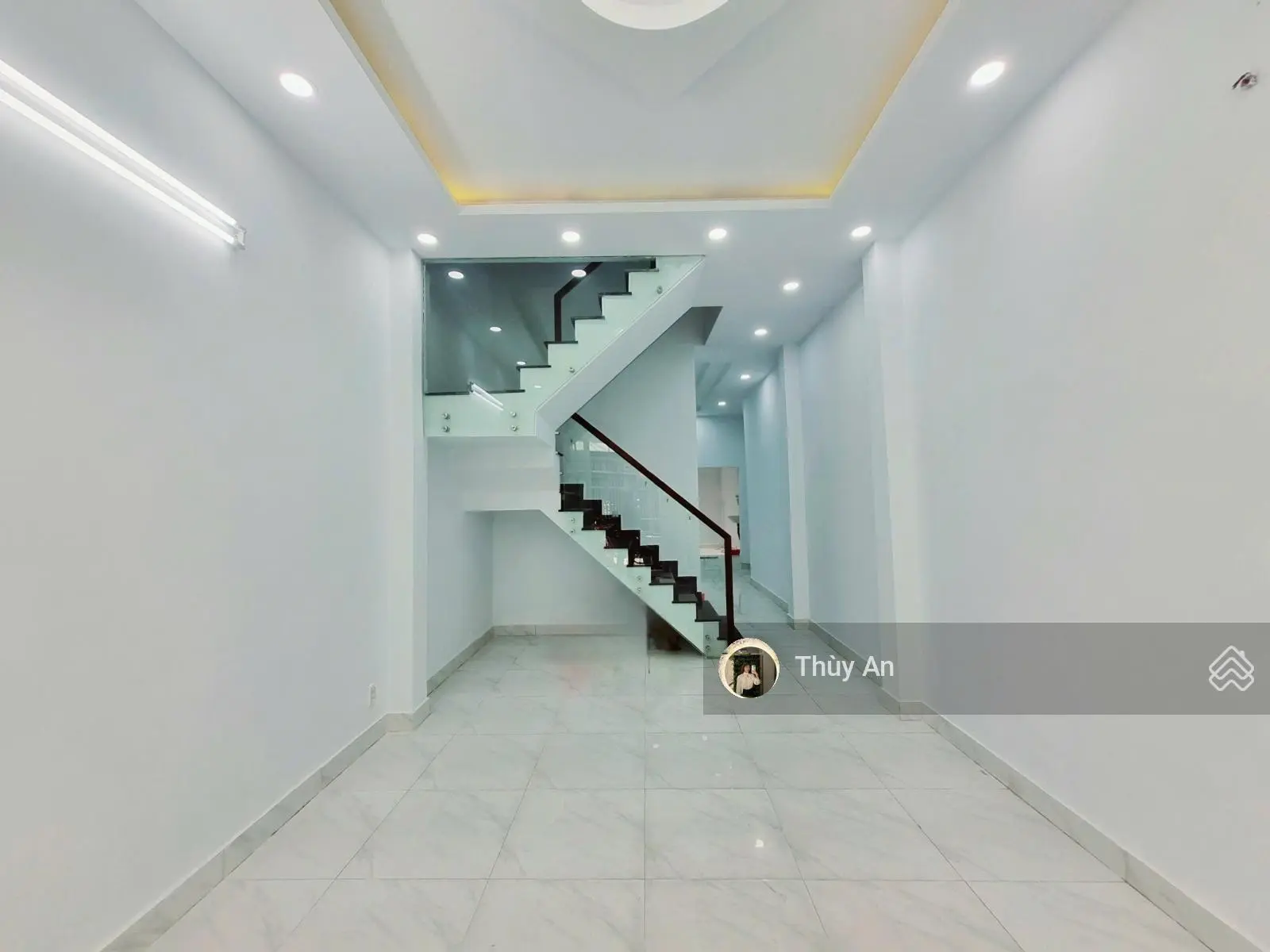Xe hơi đậu cửa - 41m2 - ngang 4m - 2 tầng mới ở liền - giá 5tỷ còn tl