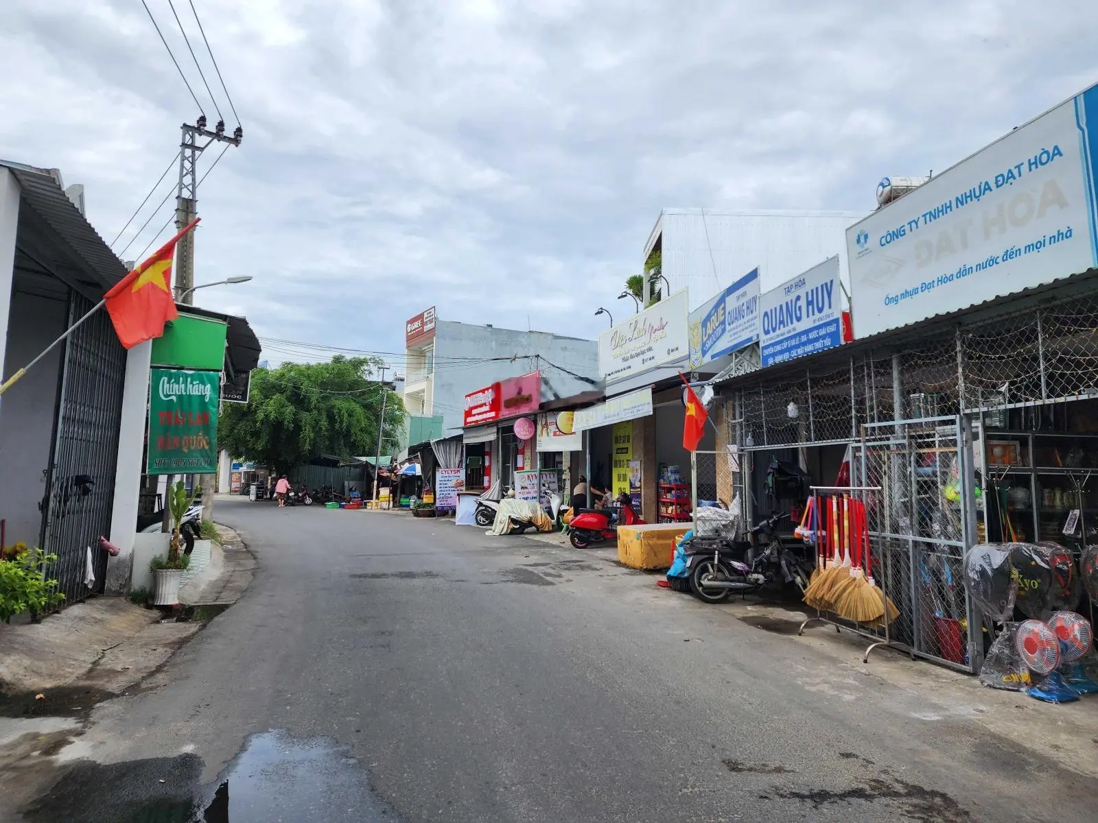 Chủ vay ngân hàng không trả lãi nổi cần bán lô đất mặt tiền ngay ngã 4 chợ buôn bán đỉnh