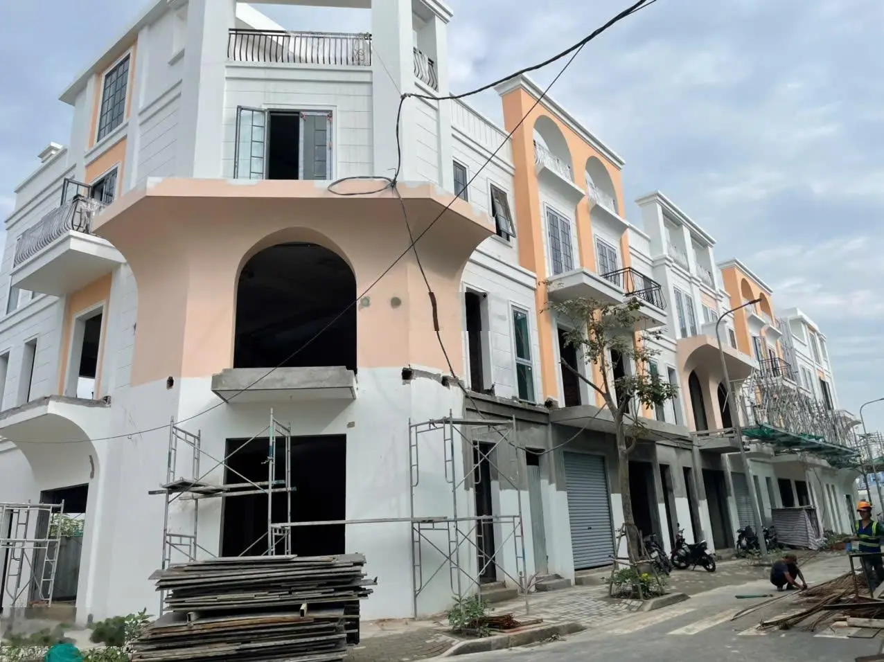 Chính chủ bán gấp nhà lầu mặt tiền đường ô tô giá yêu thương 2tỷ6 ngay TTTM Tân Trụ