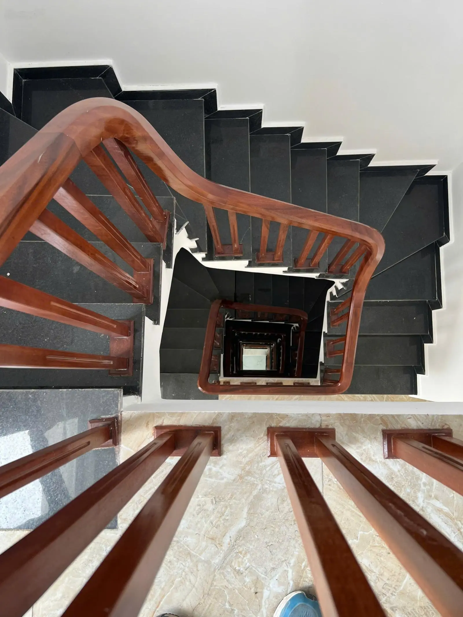 Bán nhà đẹp thang máy khu dân trí cao