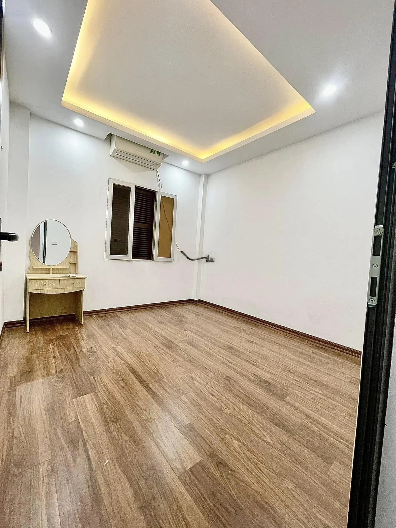 Chỉ hơn 4 tỷ 1 xíu-nhà giáp bát-4 tầng-30m ra phố-hm