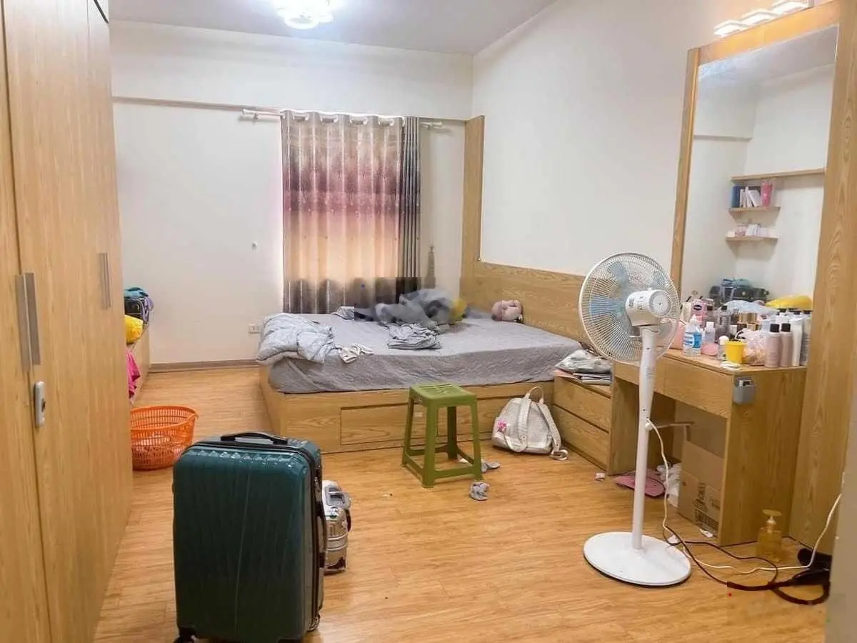 Bán căn hộ siêu hiếm tại phố Thái Hà. DT 108m2 thiết kế 3 ngủ, 2WC tầng cao view thoáng. Giá 6.8 tỷ