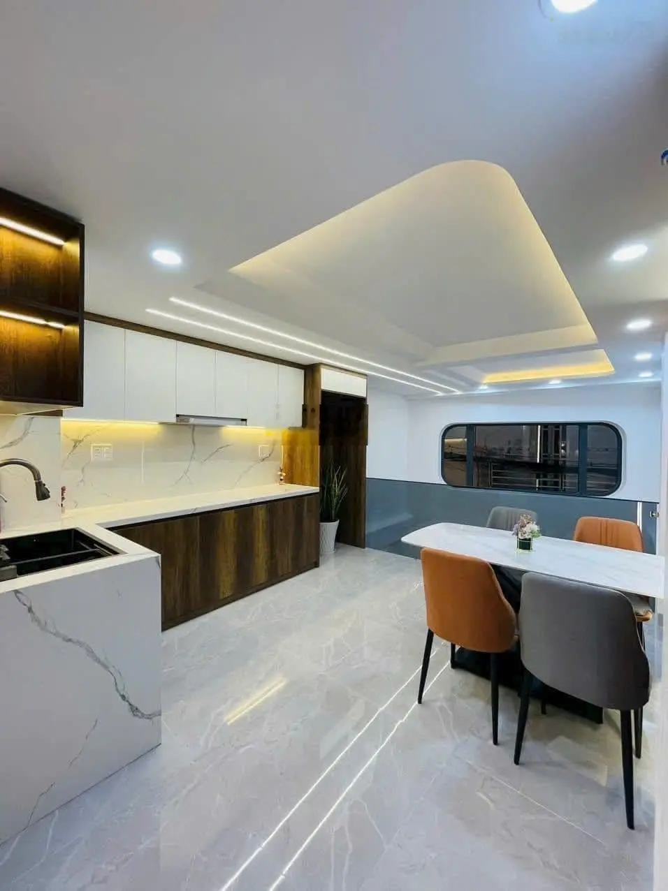 Bán căn gần chợ Hồ Thị Kỷ, 106m2. Bán 3tỷ100. Trần Bình Trọng, P1, Q10 4 tầng + 1 lửng hẻm oto 5m.