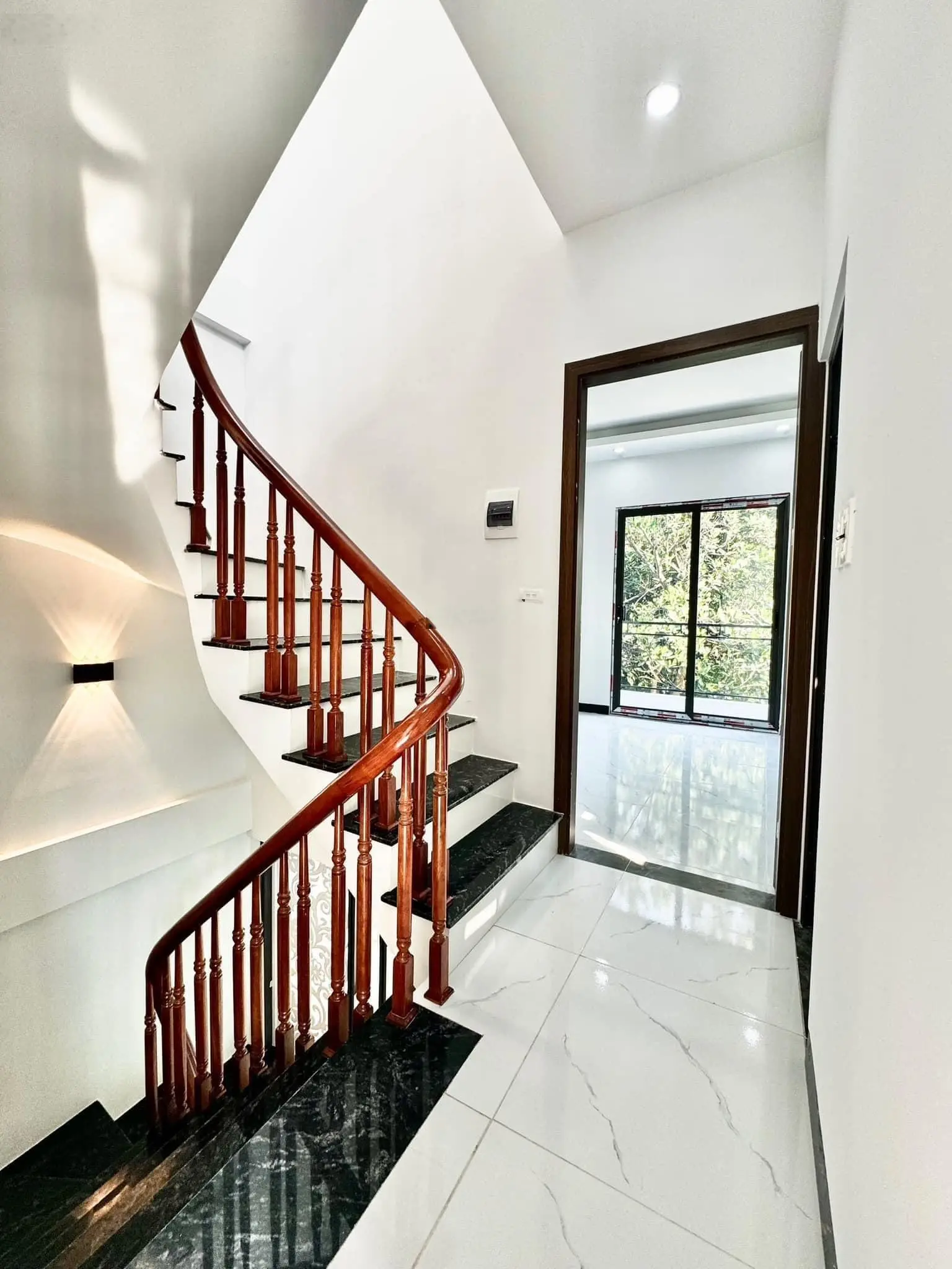 Nhà 3 mặt thoáng ngõ cực kì rộng, xây 4 tầng, ngay gần trường cấp 1 c2-Giá rẻ vô địch chỉ 2.7x tỉ