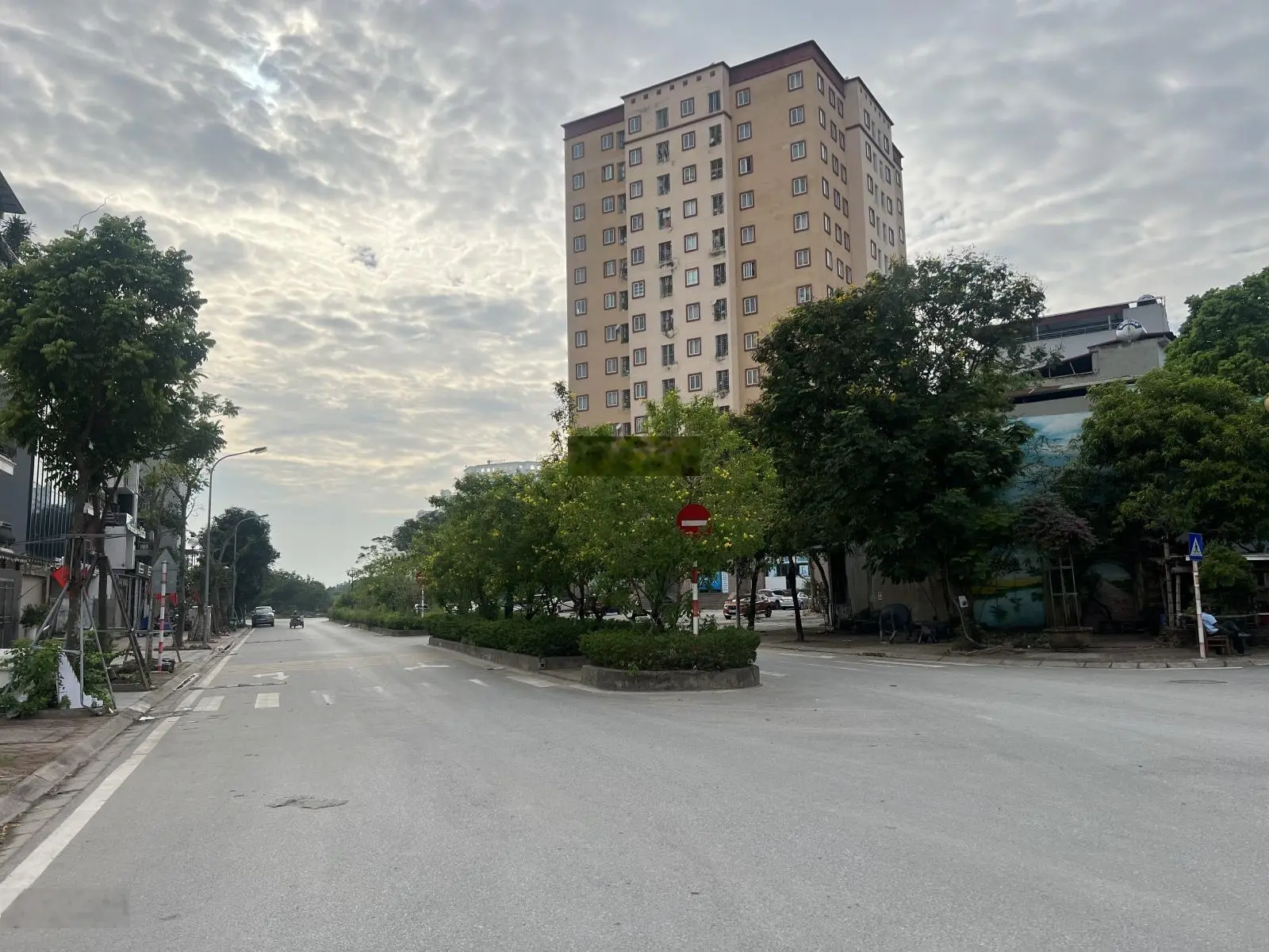 Đất đẹp lô góc Giang Biên 1 mặt ngõ 1 mặt đường ô tô vào thoải mái 50m ra mặt phố tiện ích