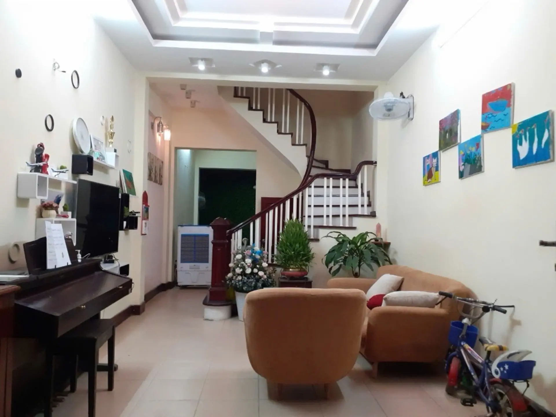 Bán nhà phố dương quảng hàm_nhà đẹp dân xây_đường rộng ô tô vào nhà_dt: 44m _ 4 tầng _ 9,5 tỷ