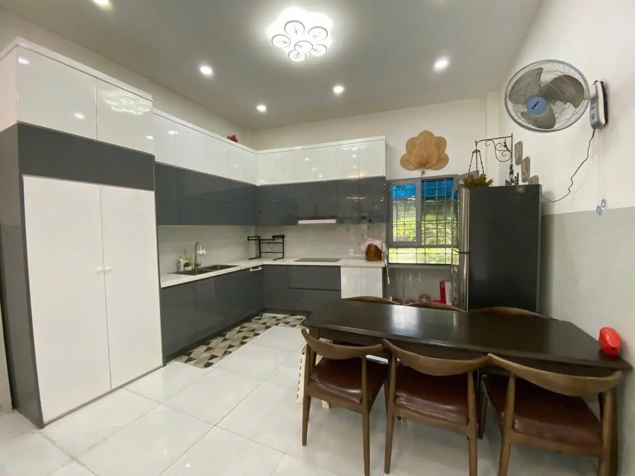 Bán nhà 3PN + 1 phòng sinh hoạt chung, 4.2x15.5 trệt 2 lầu 1 tum sân thượng HXH Đ. Nguyễn Duy Trinh