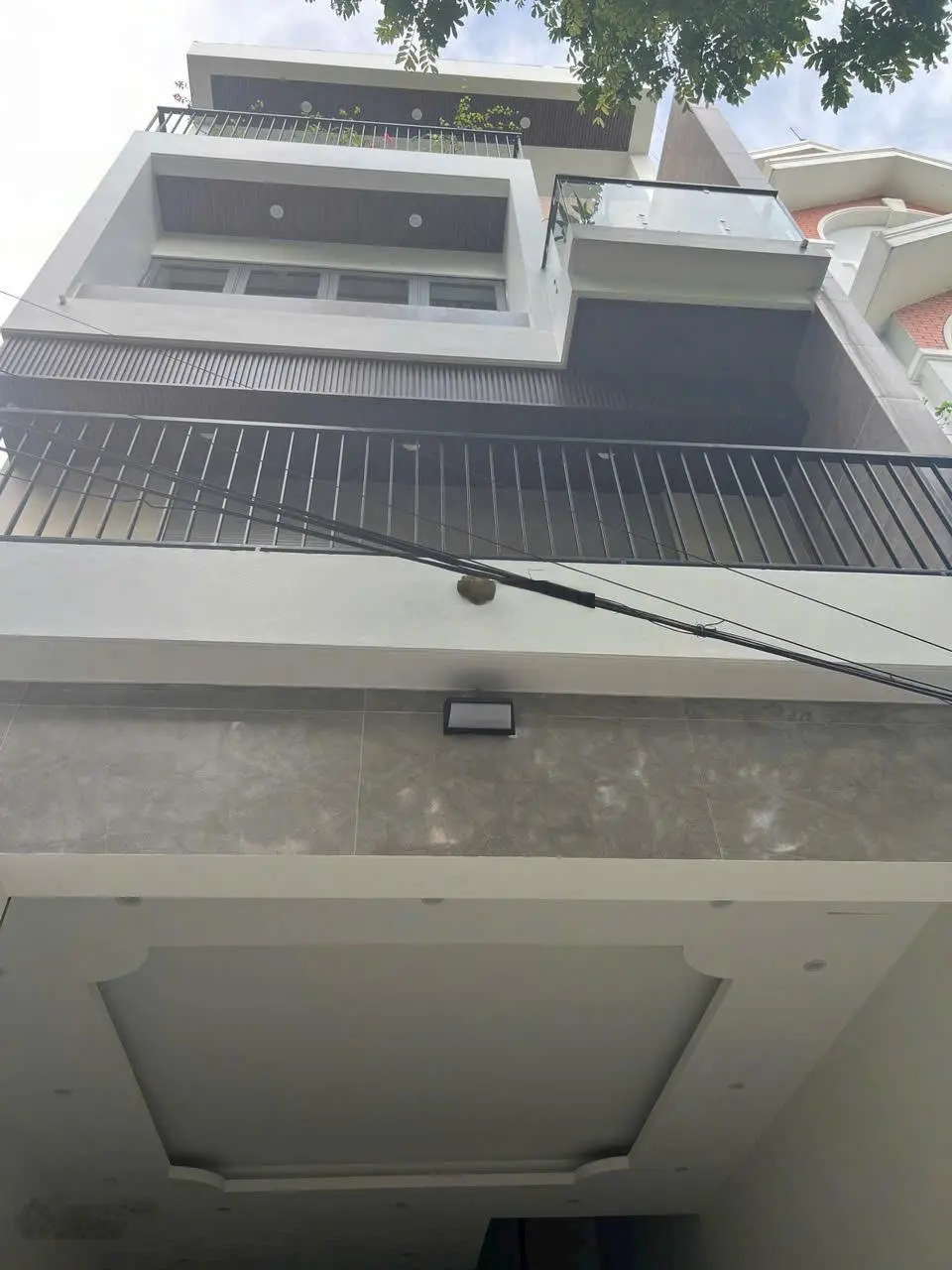 Nhà cực đẹp 3 tầng x 65m2 dân xây - gần Aeon LB - giá chỉ 6,8 tỷ. Đường trước nhà 2,8m thông ra phố