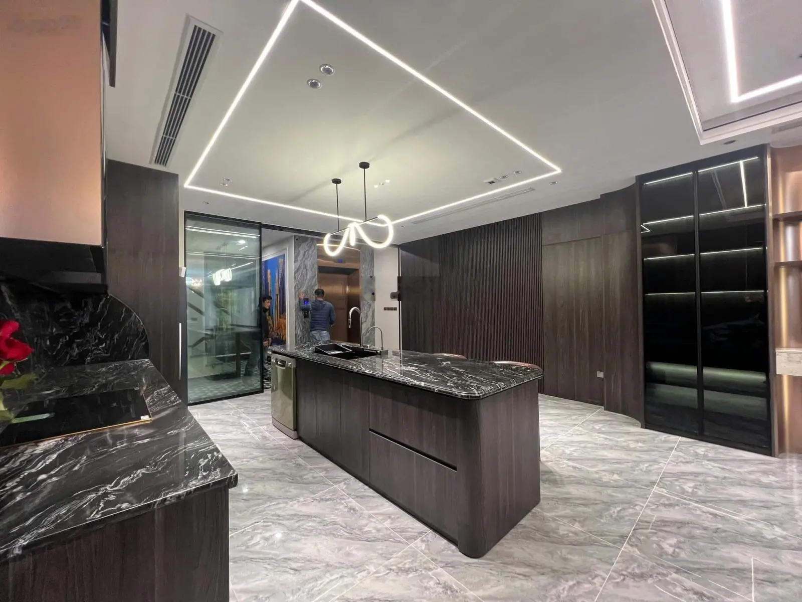 Nguyễn Văn Cừ 100m2, 8 tầng thang máy MT 5m ô tô 7 chỗ vào nhà ngõ thông cách mặt phố 15m