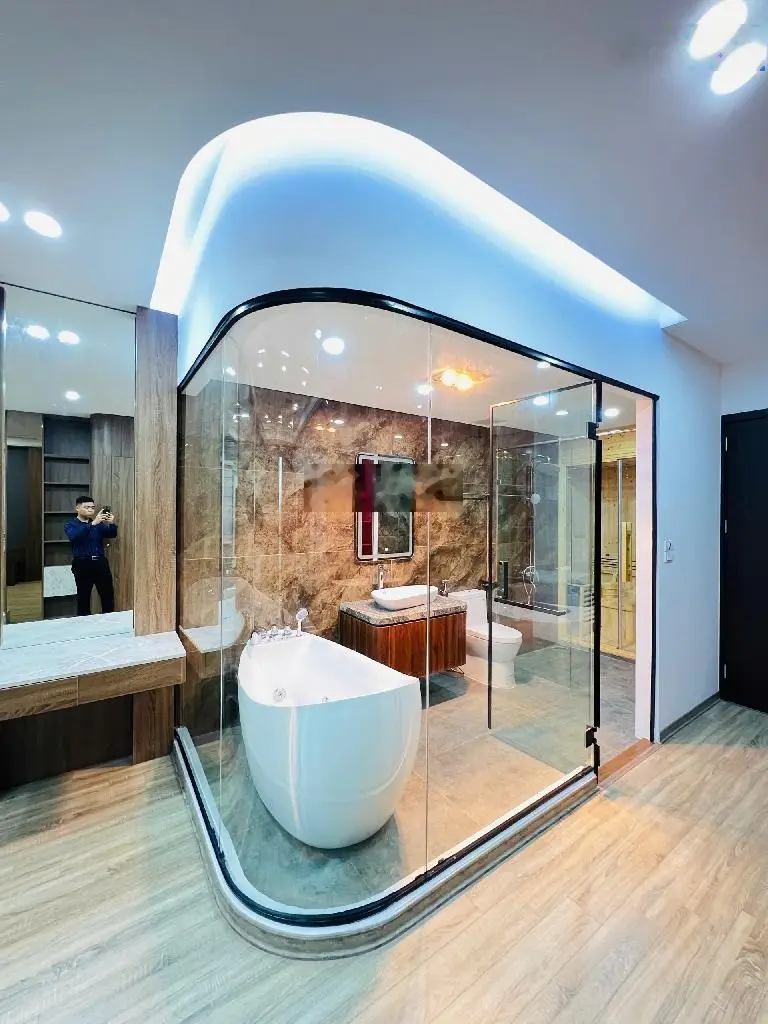 Nguyên Văn Cừ Long Biên, lô góc, 69m2 7 tầng TM, gara ô tô. Nội thất Gô tiền tỷ. Giá 16,8tỷ