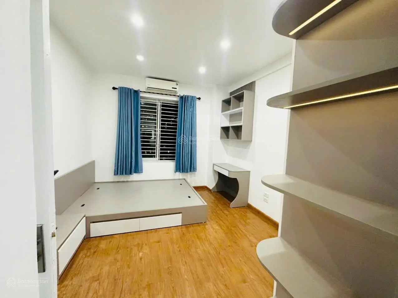 Chủ nhà gửi em bán căn hộ 76m2 Thành Phố Giao Lưu - view hồ - giá 4 tỷ - full đồ 0988 917 ***