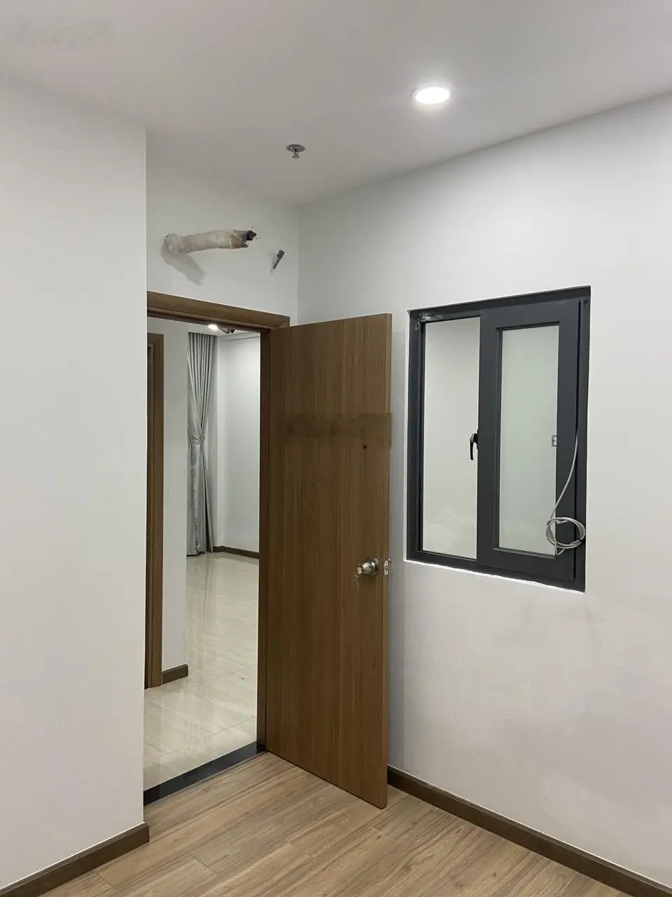 Chủ cần bán gấp căn 2PN 57m2 - Bcons Plaza. Giá cực rẻ chỉ 1ty8 trọn sổ, chủ lỗ gần 100tr. Đã có sổ
