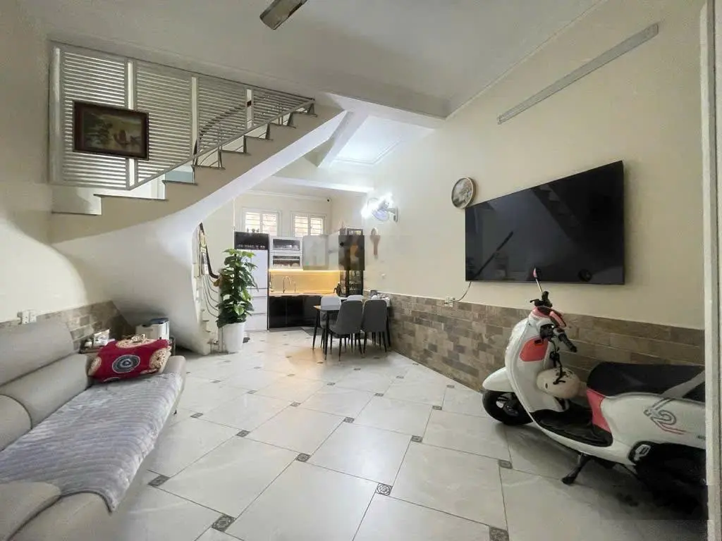 Lạc Long Quân, 5 tầng, dân xây, Wiew sân chơi, lô góc, full nội thất , Chào 7,9 tỉ